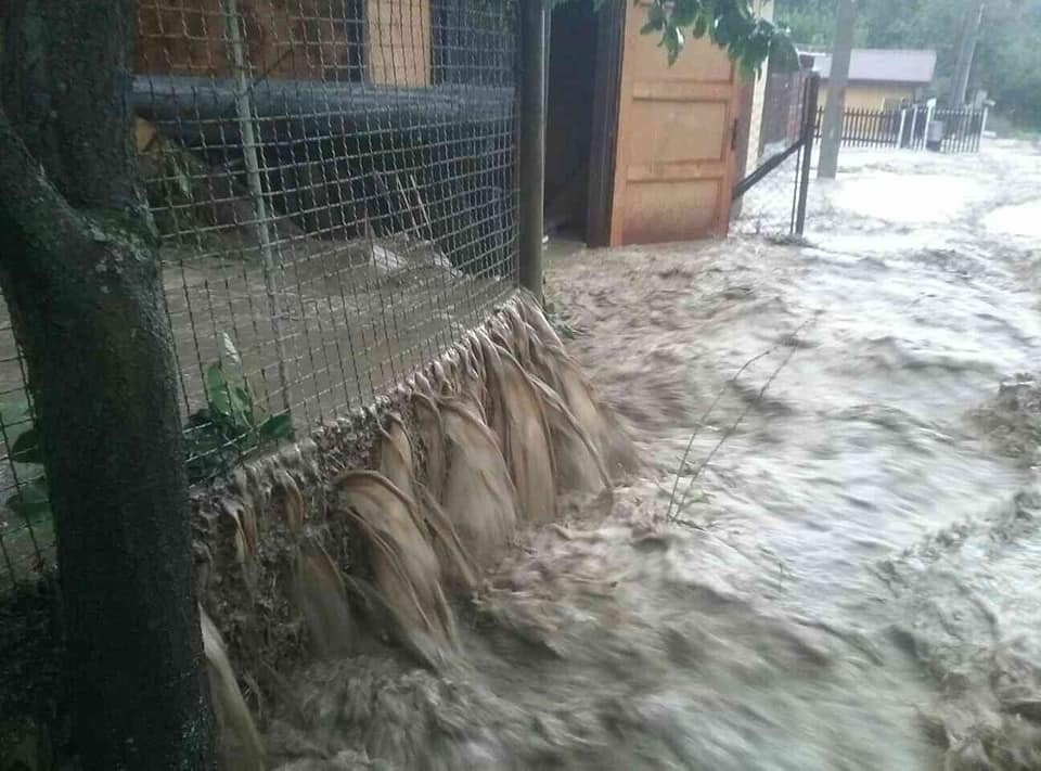 01 - Mohutný dážď v Zákopčí spôsobil vyliatie miestneho potoka
